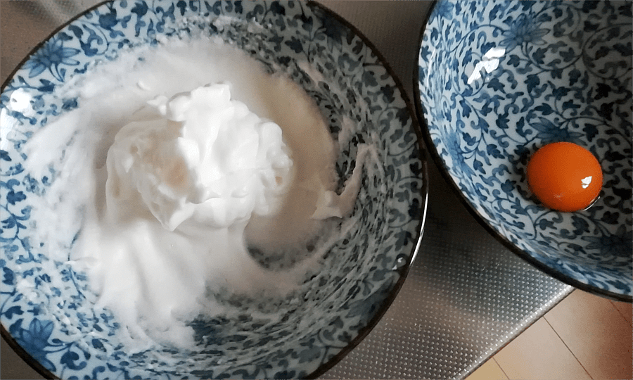 たまごの黄身とメレンゲ